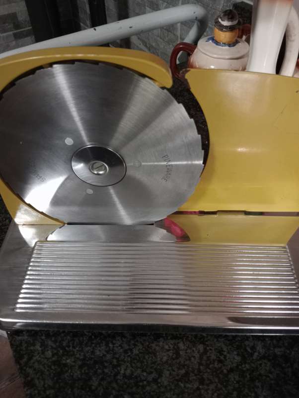 VINTAGE MUSTARD PINEWARE BREADSLICER