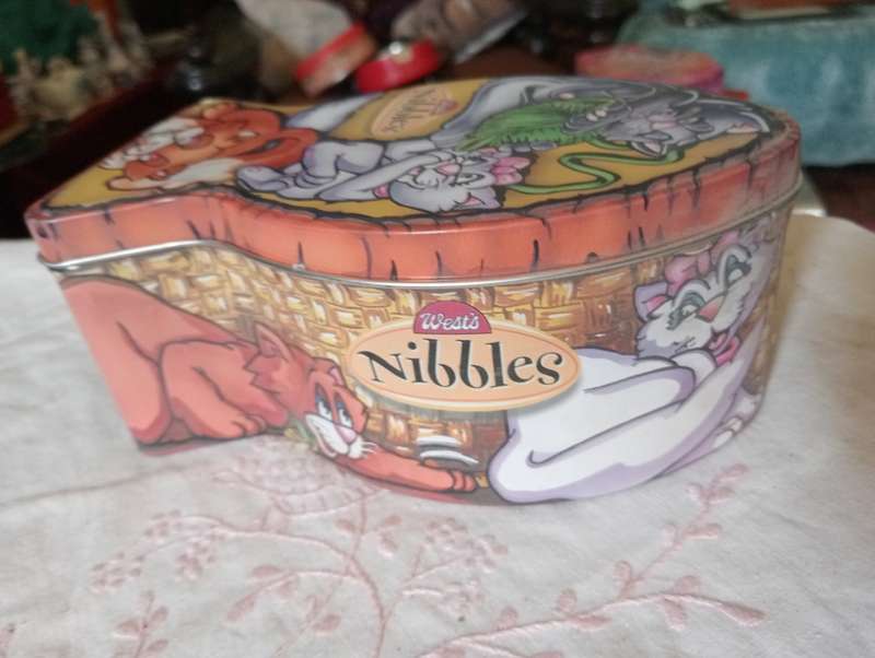 VINTAGE NIBBLES TIN