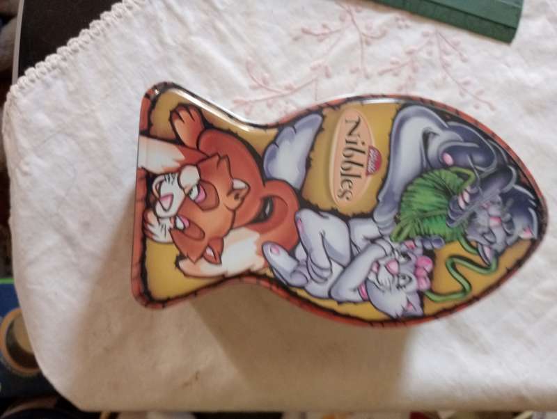VINTAGE NIBBLES TIN