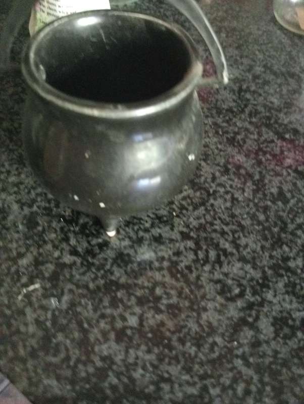 VINTAGE ORNAMENTAL BLACK POT WITH HANDLE