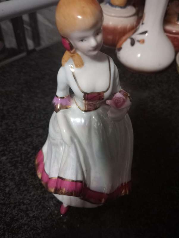 VINTAGE PORCELAIN FUGURINE