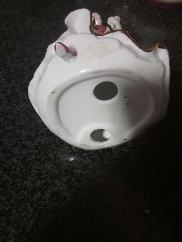 VINTAGE PORCELAIN FUGURINE