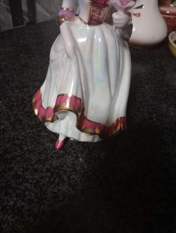 VINTAGE PORCELAIN FUGURINE