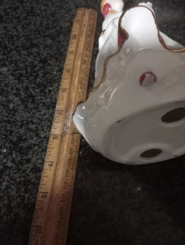 VINTAGE PORCELAIN FUGURINE