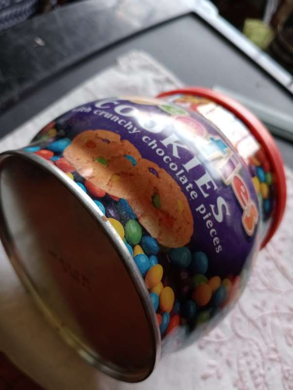 VINTAGE QUEENS COOIE TIN