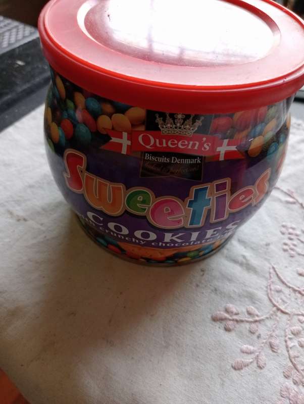 VINTAGE QUEENS COOIE TIN