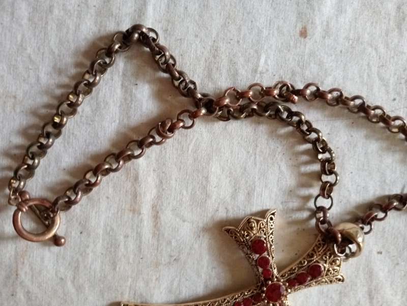 VINTAGE COSTUME CHAIN WITH RED STONES IN CROSS