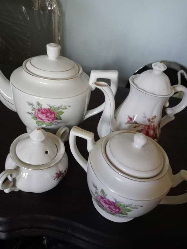 VINTAGE 19 PIECE ROYAL AVON PORCELAIN TEASET