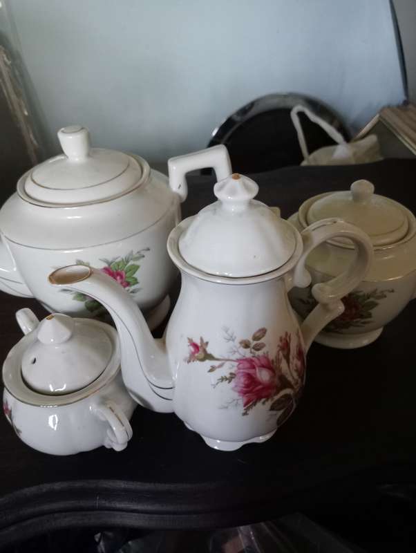 VINTAGE 19 PIECE ROYAL AVON PORCELAIN TEASET