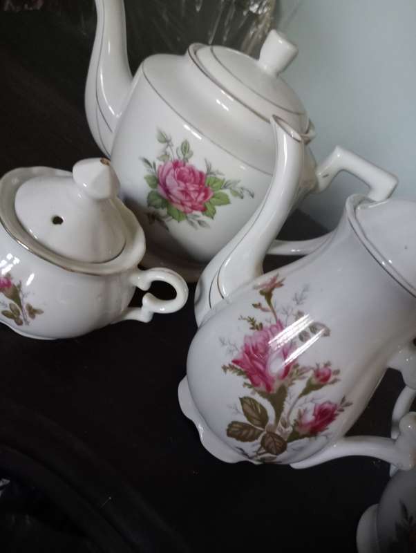 VINTAGE 19 PIECE ROYAL AVON PORCELAIN TEASET