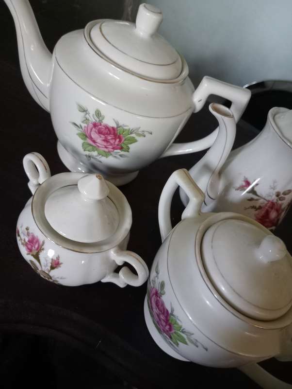 VINTAGE 19 PIECE ROYAL AVON PORCELAIN TEASET
