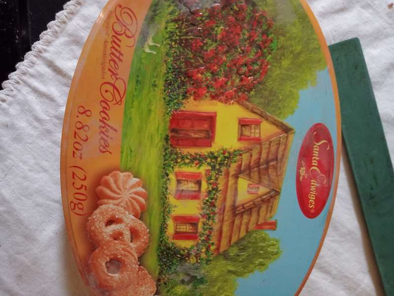 VINTAGE SANTA EDWIGES BUTTER COOKIES TIN