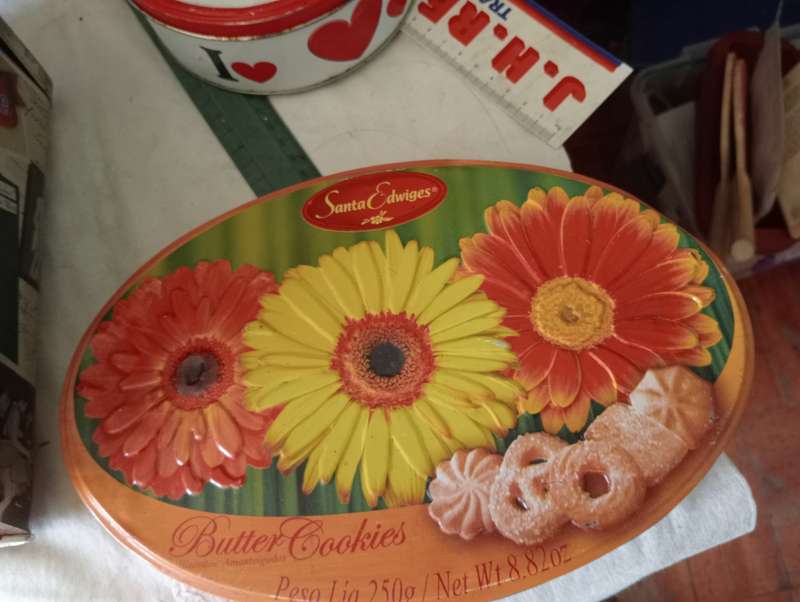 VINTAGE SANTA EDWIGES BUTTER COOKIES TIN