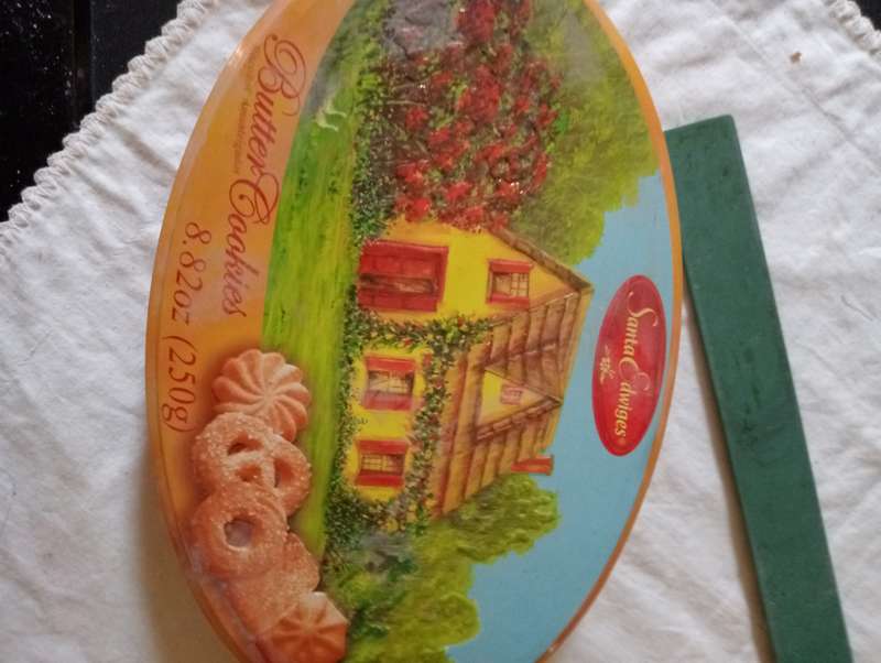 VINTAGE SANTA EDWIGES BUTTER COOKIES TIN