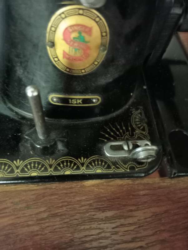 VINTAGE  ELECTRIC  SINGER SEWING MACHINE 15K IN  STAND