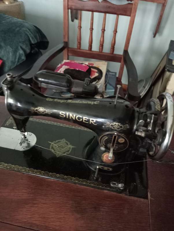 VINTAGE  ELECTRIC  SINGER SEWING MACHINE 15K IN  STAND