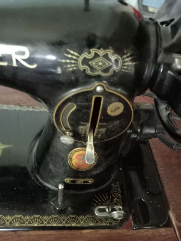 VINTAGE  ELECTRIC  SINGER SEWING MACHINE 15K IN  STAND