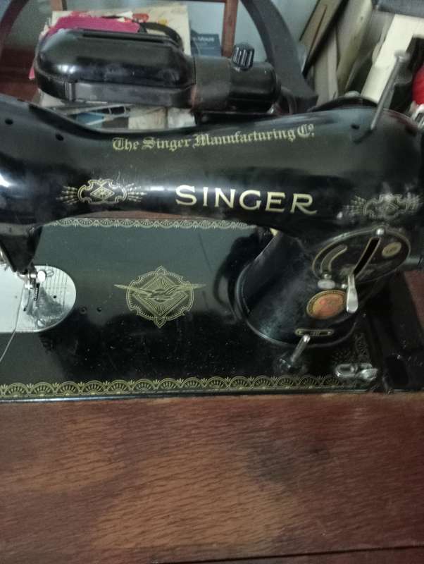 VINTAGE  ELECTRIC  SINGER SEWING MACHINE 15K IN  STAND