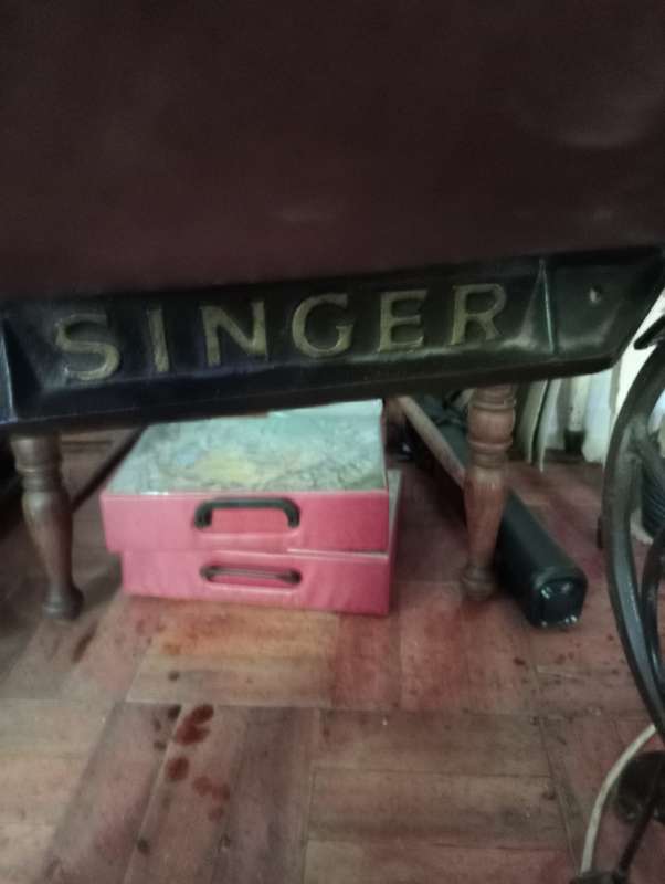 VINTAGE  ELECTRIC  SINGER SEWING MACHINE 15K IN  STAND
