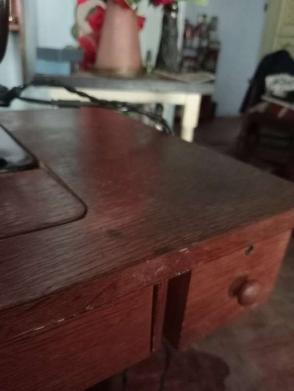 VINTAGE  ELECTRIC  SINGER SEWING MACHINE 15K IN  STAND