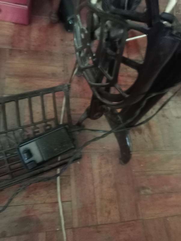 VINTAGE  ELECTRIC  SINGER SEWING MACHINE 15K IN  STAND