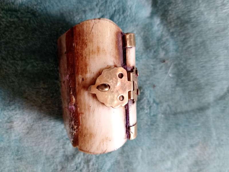SMALL ANTIQUE CAMELBONE TRINKET BOX