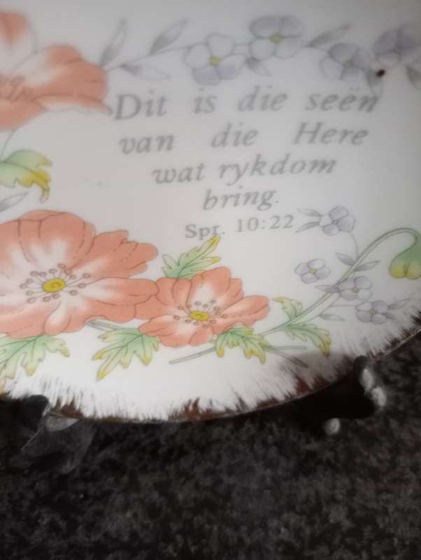 VINTAGE SMALL COLLECTABLE PLATE ON STAND