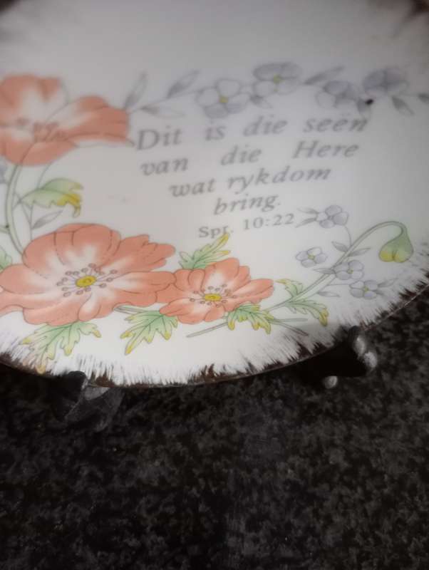 VINTAGE SMALL COLLECTABLE PLATE ON STAND