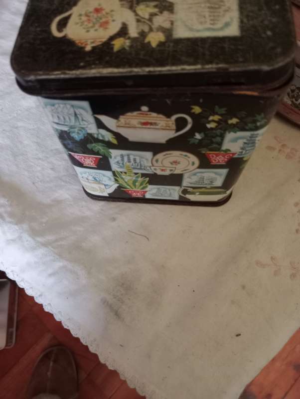 VINTAGE SMALL OLLECTABLE TEA TIN