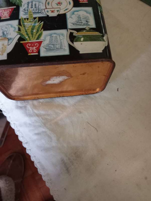 VINTAGE SMALL OLLECTABLE TEA TIN