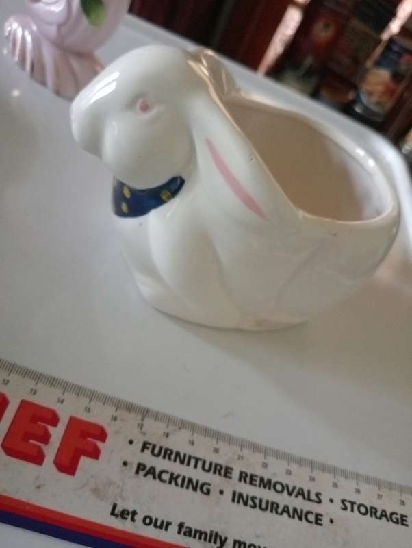 VINTAGE SMAL RABBIT VASE