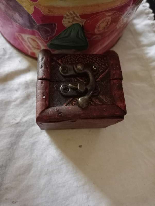 VINTAGE SMALL JEWELRY BOX