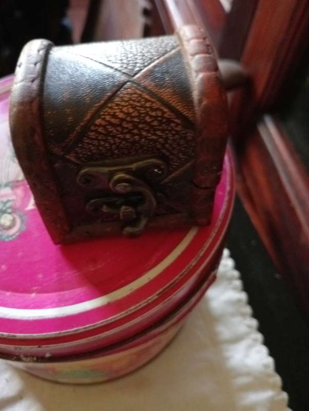 VINTAGE SMALL JEWELRY BOX