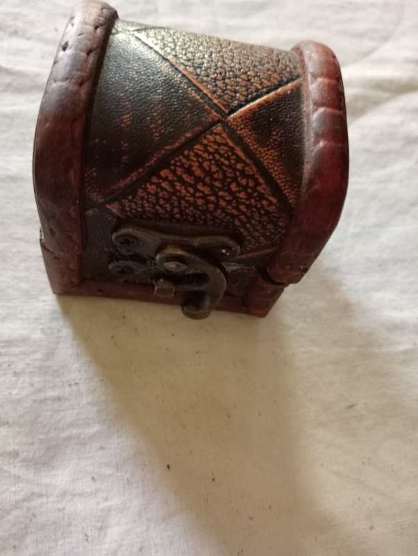 VINTAGE SMALL JEWELRY BOX
