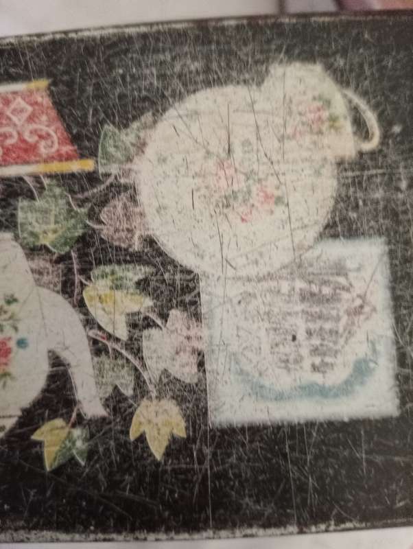 VINTAGE SMALL OLLECTABLE TEA TIN