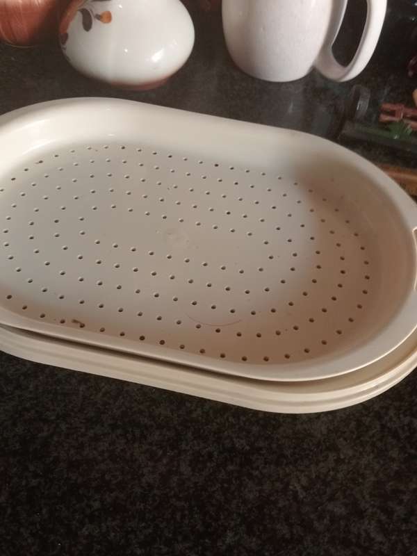 TUPPERWARE  OVAL 4 PIECE SET INCLUDES STRAINER