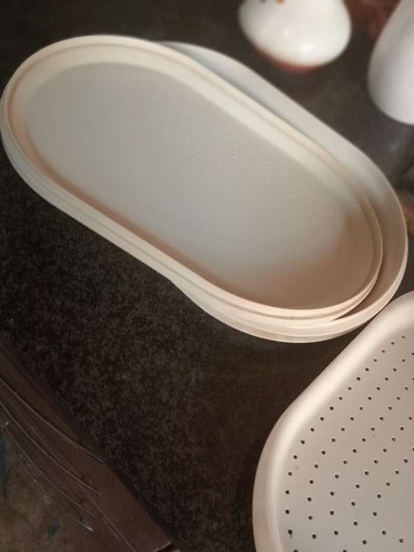 TUPPERWARE  OVAL 4 PIECE SET INCLUDES STRAINER