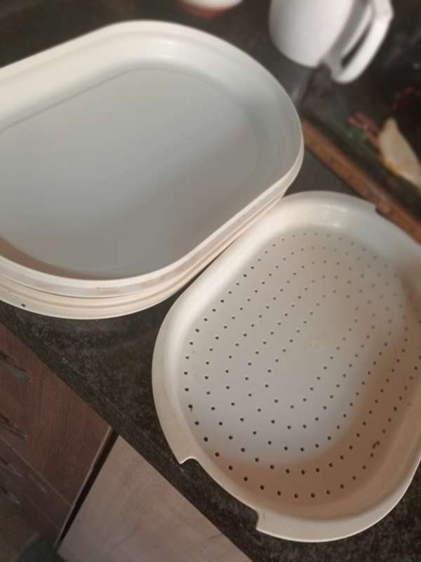TUPPERWARE  OVAL 4 PIECE SET INCLUDES STRAINER