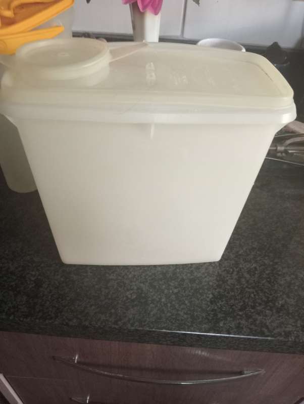 TUPPERWARE CEREAL CONTAINER WITH LIDS