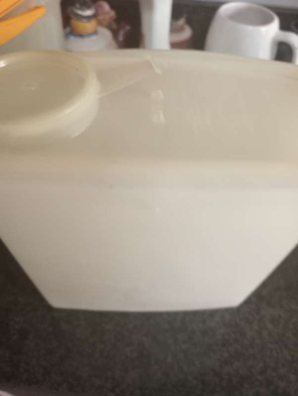 TUPPERWARE CEREAL CONTAINER WITH LIDS