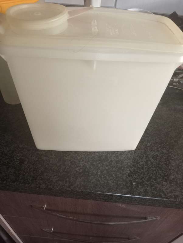TUPPERWARE CEREAL CONTAINER WITH LIDS