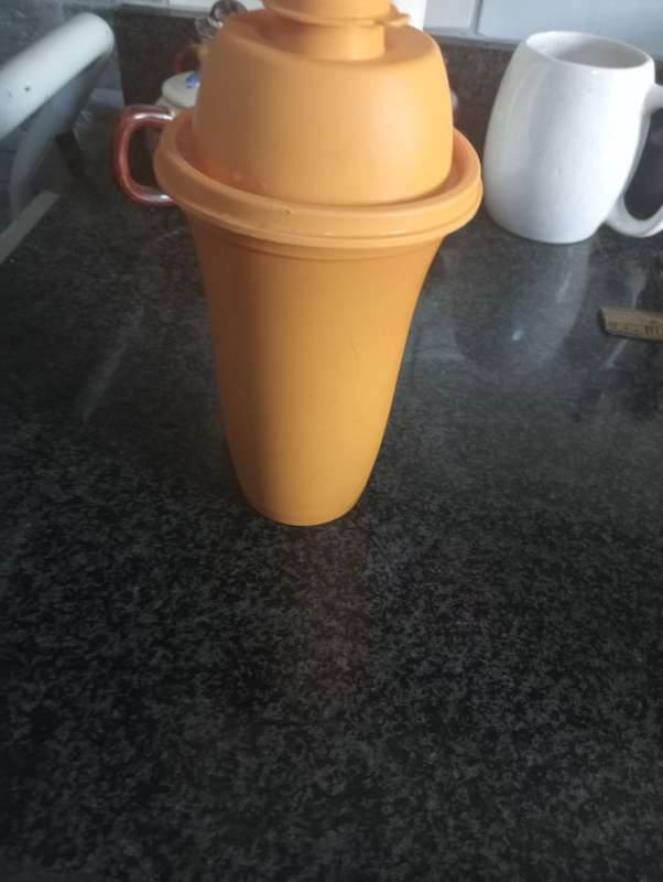 TUPPERWARE SHAKER