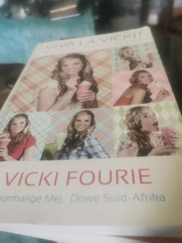 BOOK VIVA LA VICKI