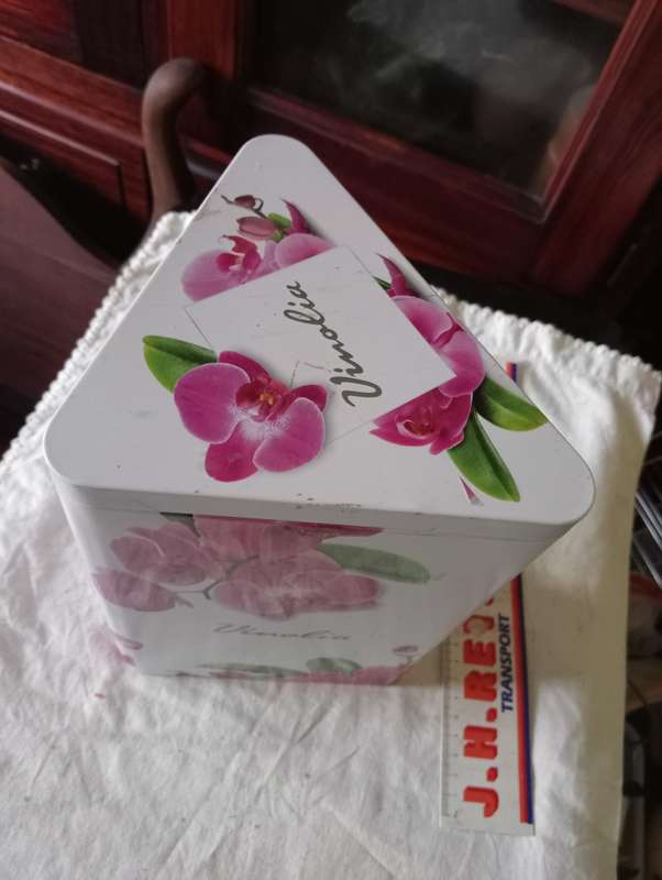 VINTAGE VINOLIA TIN