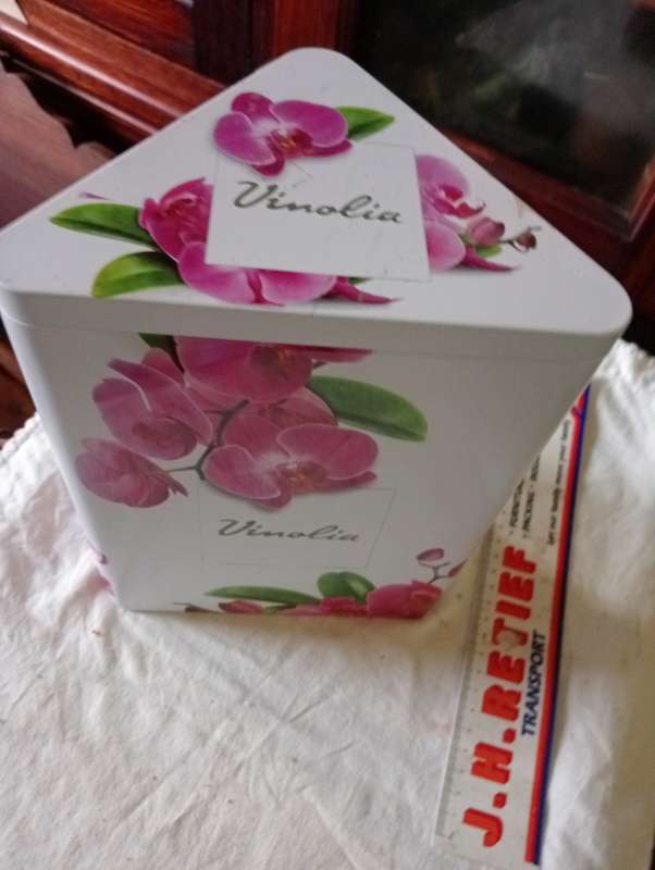 VINTAGE VINOLIA TIN