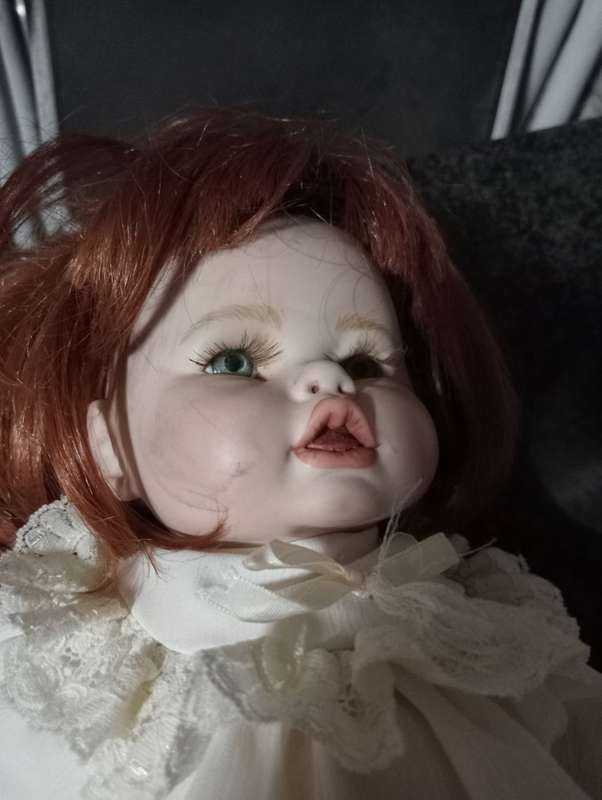 VINTAGE PORCELAIN DOLL WITHOUT FEET
