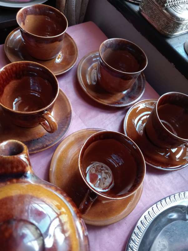 VINTAGE 17 PIECE POTTERY TEASET