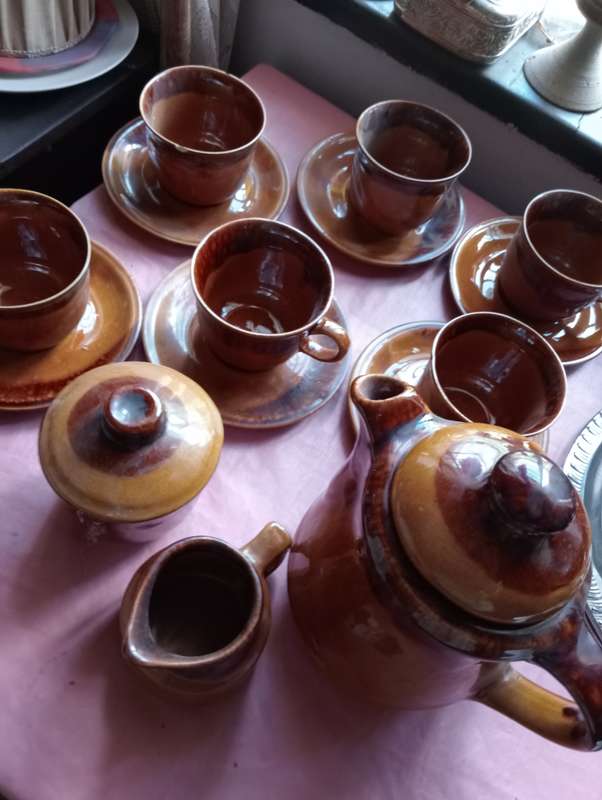VINTAGE 17 PIECE POTTERY TEASET