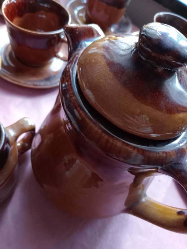 VINTAGE 17 PIECE POTTERY TEASET