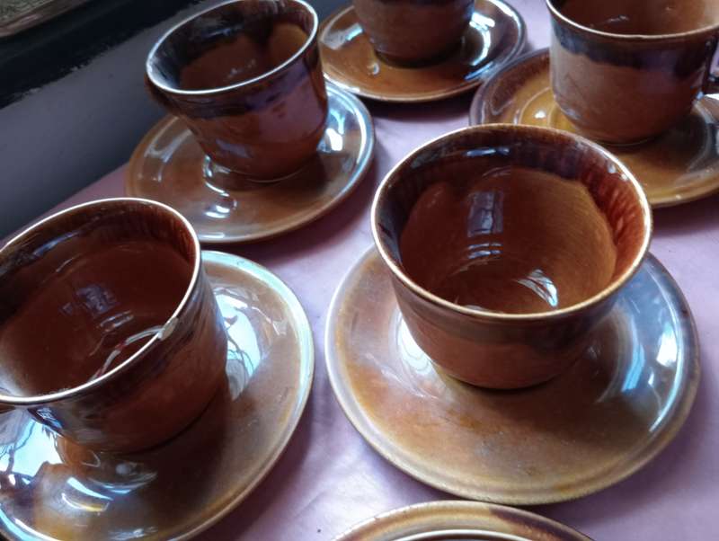 VINTAGE 17 PIECE POTTERY TEASET
